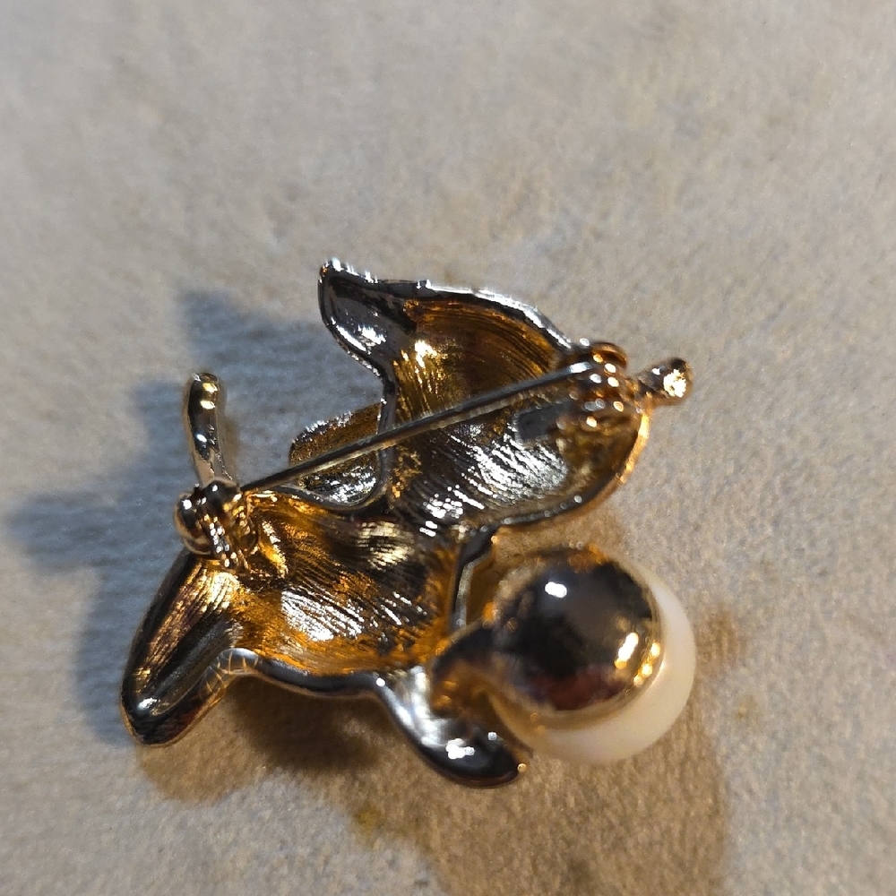 Gold Dog Brooch with Pearl Accent NWT - Picture 3 of 3